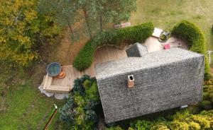 Cette chambre offre une vue sur une maison dotée d'une terrasse en bois. dans l'établissement Vango Holiday Village, à Laiksaare