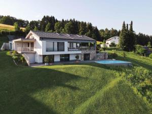 Bazén v ubytování Greim15 --- ganzes Ferienhaus mit Fernsicht, Pool, Wellness nebo v jeho okolí