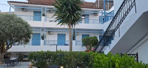 米爾托斯的住宿－Villa Mertiza，前面有棕榈树的建筑