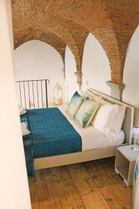 a bedroom with a bed in a room with arches at Atelier Cimabue in Arezzo