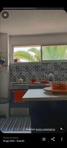 une cuisine avec une cuisinière et une fenêtre. dans l'établissement Apartamento Near airport, à La Laguna