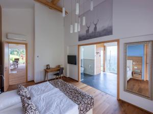 Postel nebo postele na pokoji v ubytování Greim15 --- ganzes Ferienhaus mit Fernsicht, Pool, Wellness