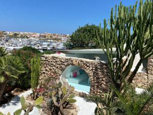 兰佩杜萨Borgo Acqua的花园里有一张石墙沙发