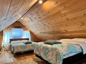 2 camas en una habitación con techo de madera en Nautical Beach Properties, en Hampton