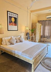 sypialnia z dużym łóżkiem w pokoju w obiekcie Sugar Hostel Weligama - Coliving & Coworking w mieście Weligama