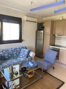 a living room with a couch and a table and a kitchen at Golf View Apartment in Píla
