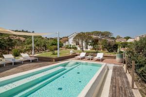 einen Pool mit 2 Liegestühlen in der Unterkunft Villa SEA SOUL - Luxury style with direct access to sea in Porto Taverna