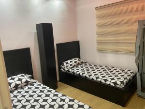 - 2 lits dans une pièce dans l'établissement Appartement Urbaine, refuge et Cosy, à Oued Laou