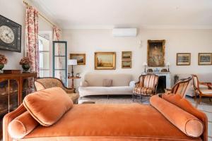 un soggiorno con divano e un soggiorno con divano. di Casa del Monte Sevilla a Siviglia Altre 95 foto