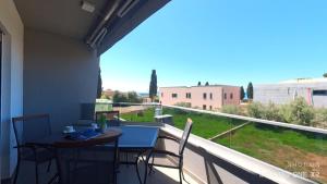 einen Balkon mit einem Tisch und Stühlen sowie Aussicht in der Unterkunft Apartment Perlita in Fažana