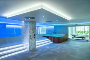 فندق راديسون بلو سكاي في تالين: غرفة كبيرة بها مسبح ودرج