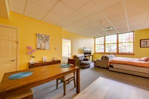 Postel nebo postele na pokoji v ubytování New Kensington Apt Near Parks Pets Welcome!