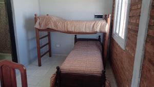 Etagenbett in einem Zimmer mit einer Leiter in der Unterkunft LA Tranquera DPTOS 2 in San Luis