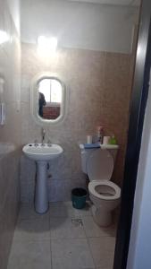 ein Bad mit einem Waschbecken, einem WC und einem Fenster in der Unterkunft LA Tranquera DPTOS 2 in San Luis