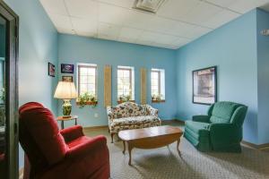 TV a/nebo společenská místnost v ubytování New Kensington Apt Near Parks Pets Welcome!