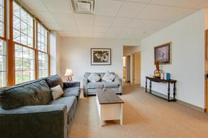 uma sala de estar com dois sofás e uma mesa em New Kensington Apartment about 20 Mi to Pittsburgh! em New Kensington