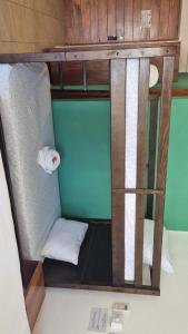 ein kleines Etagenbett in einem kleinen Zimmer in der Unterkunft Hotel Sonno Caliza Tulum in Tulum