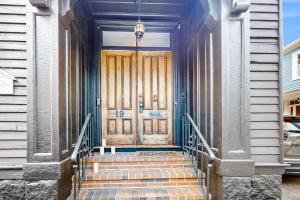 - une porte d'entrée en bois d'une maison avec des escaliers dans l'établissement Witchy Modern, à Salem