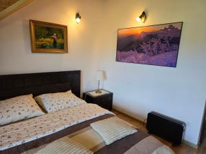 1 dormitorio con 2 camas y un cuadro en la pared en Grzechowisko, en Wetlina