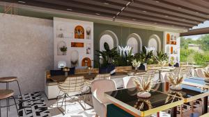 ein Restaurant mit Tischen, Stühlen und Pflanzen in der Unterkunft Q Style Hotel in Pelitli
