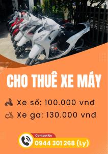 kilka motocykli zaparkowanych pod rząd w obiekcie Under the Sun Homestay w mieście Hue