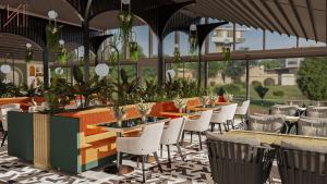ein Restaurant mit Tischen und Stühlen auf einer Terrasse in der Unterkunft Q Style Hotel in Pelitli