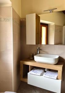 a bathroom with a sink and a mirror at Agriturismo La Vecchia Chioderia in Grandola ed Uniti