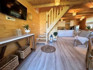 een grote woonkamer met houten wanden en houten vloeren bij Domki w Potokach in Bóbrka