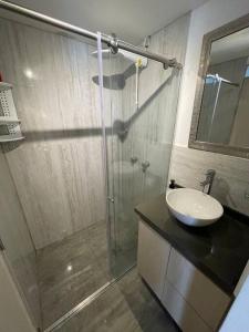 een badkamer met een glazen douche en een wastafel bij Loft de lujo,Vista panorámica in Manizales