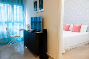 A television and/or entertainment centre at Las Palmas Lighthouse Apartment