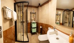A bathroom at Las Palmas Lighthouse Apartment Még 13 kép