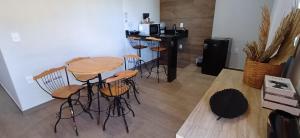 a room with a table and chairs and a counter at Pepalantus Flats in Santana do Riacho
