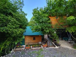 una baita di tronchi con tetto verde e albero di Brvnara Fairy Tale a Cetinje (Cettigne)