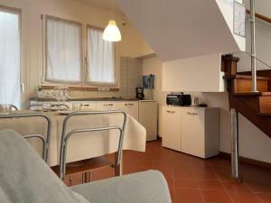 cocina con mesa y sillas en una habitación en Bardolino Wein Apartments, en Bardolino