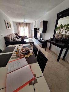 - un salon avec une table et un canapé dans l'établissement Apartamentos Jowi - Piso amplio y Familiar, à Benalmádena