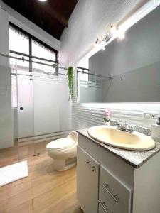 基多的住宿－Gaby’s Home.，一间带水槽和卫生间的浴室