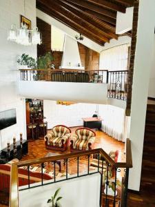 una sala de estar con sofás y una escalera. en Gaby’s Home. en Quito
