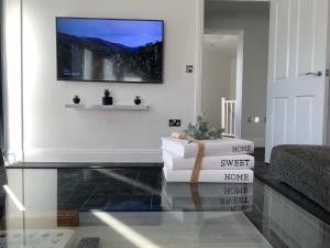 TV i/ili multimedijalni sistem u objektu Luxury Furnished 2 Bed Northampton apartment with Balcony near NN5 stadium