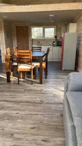 a dining room with a table and chairs and a refrigerator at QUELEN PATAGONIA in Villa Cerro Castillo