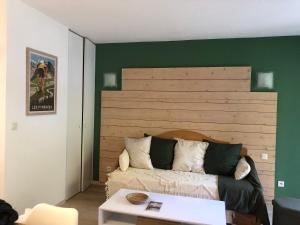 Ruang duduk di appart T 3 Bagnères-de-Luchon vue montagne - piscine mi juin +35 gambar