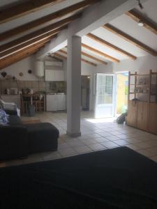 a living room with a couch and a kitchen at Mjesto mira Ort des Friedens in Bribir
