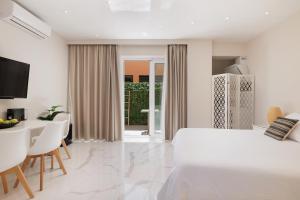 TV a/nebo společenská místnost v ubytování Corfu Town Luxury Studios -D