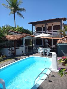een villa met een zwembad en een huis bij Pousada do Rock in Arraial d'Ajuda