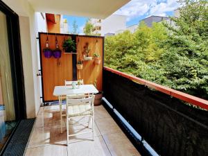 mały biały stół i krzesła na balkonie w obiekcie Appartement confort Paris JO 2024 w mieście Colombes