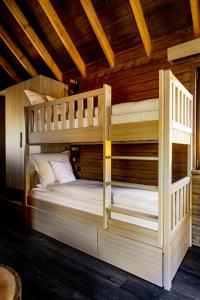 Western Camp Resort客房内的一张或多张床位