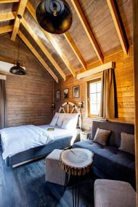 Western Camp Resort客房内的一张或多张床位