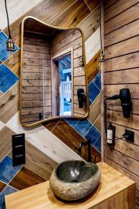 een badkamer met een stenen wastafel en een spiegel bij Western Camp Resort in Zator