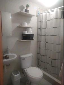 La salle de bains est pourvue de toilettes et d'un lavabo. dans l'établissement Acogedor apartamento, à La Pampilla