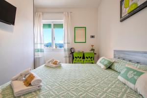 una camera da letto con un letto, un divano e un tavolo di HORIZON ad Alghero