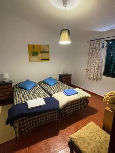 Habitación con 2 camas individuales en Casa Vinte, en Salvaterra do Extremo